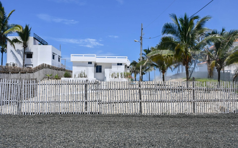 Beachfront view - Oceanfront Villa Los Ranchos Beachfront view Crucita, Ecuador Nikon D7500 by Aladino Mendoza