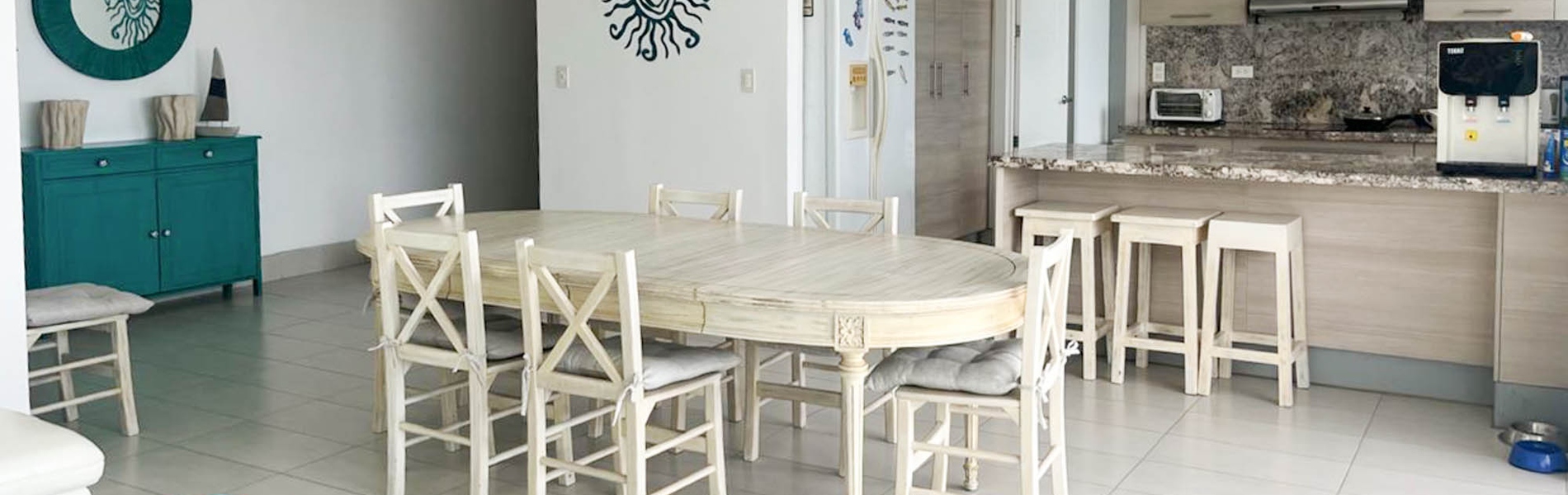 <p>A solo unos pasos del oc&eacute;ano con una ...