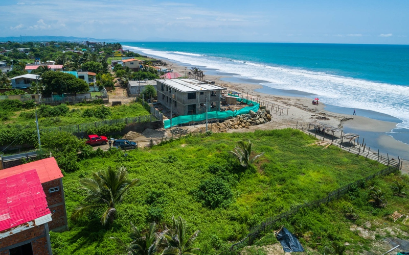 Beachfront Investment Opportunity A perfect located beachfront land ready to develo…