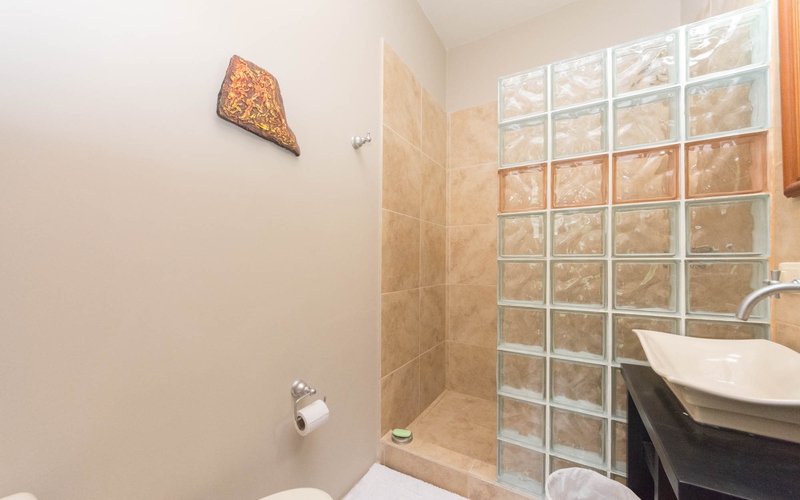 Guest Bathroom - Comfortable Townhouse Near the Ocean Guest Bathroom San Clemente, Ecuador Nikon D7500 by Lourdes Mendoza