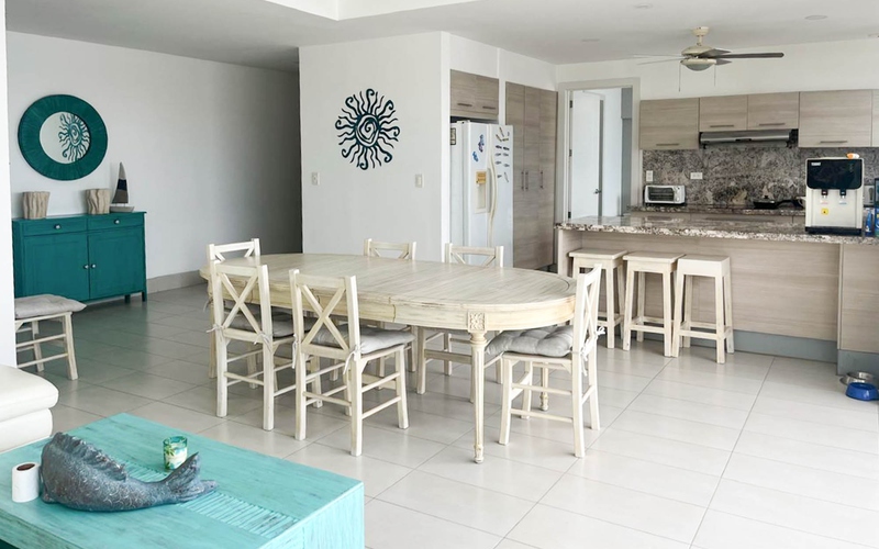 <p>A solo unos pasos del oc&eacute;ano con una ...