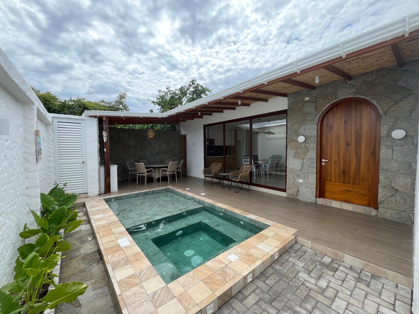 <p data-start="0" data-end="372">Modern and cozy&…