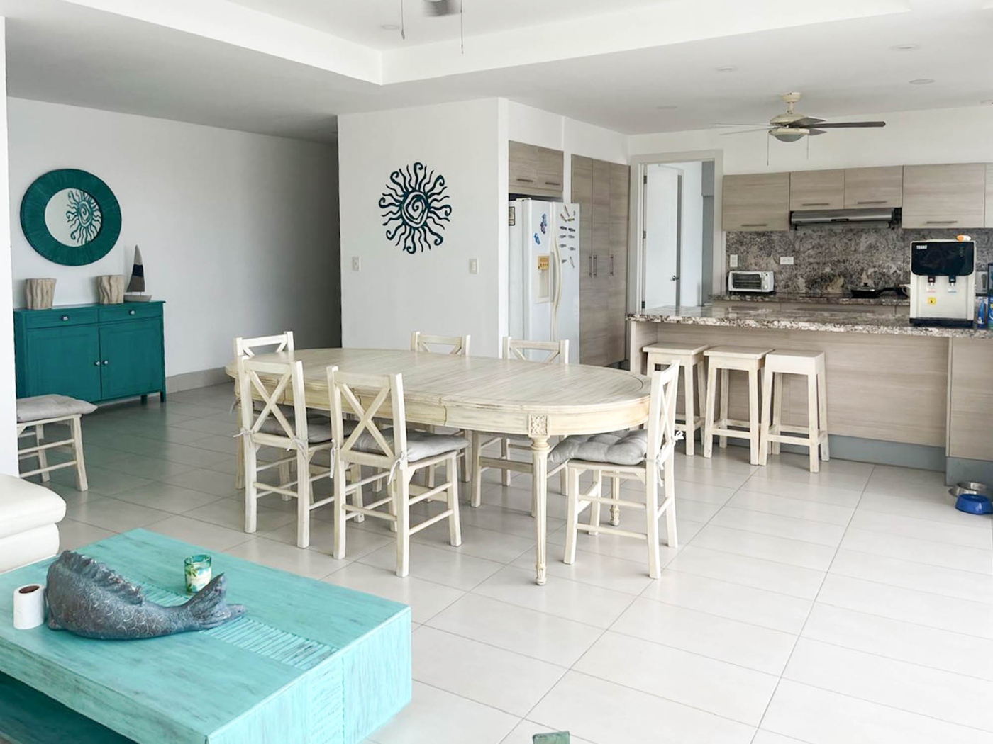 <p>A solo unos pasos del oc&eacute;ano con una ...